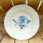 ASSIETTE CREUSE DIGOIN MOTIF ROSE BLEU BORDURE EXAGONALE