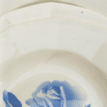 ASSIETTE CREUSE DIGOIN MOTIF ROSE BLEU BORDURE EXAGONALE – Image 5