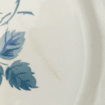 ASSIETTE CREUSE DIGOIN MOTIF ROSE BLEU BORDURE EXAGONALE – Image 3