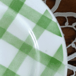 LOT DE 2 ASSIETTES PLATES MOULIN DES LOUPS NAPPE VERTE – Image 2