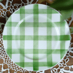 LOT DE 2 ASSIETTES PLATES MOULIN DES LOUPS NAPPE VERTE – Image 3