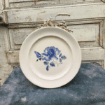 PLAT ROND DIGOIN MOTIF ROSE BLEU
