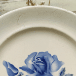PLAT ROND DIGOIN MOTIF ROSE BLEU – Image 2