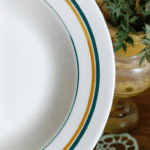 ASSIETTE CREUSE MOULIN DES LOUPS BEIGE LISERET ORANGE VERT – Image 3