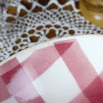ASSIETTE CREUSE CALOTTE MOULIN DES LOUPS NAPPE ROUGE – Image 2